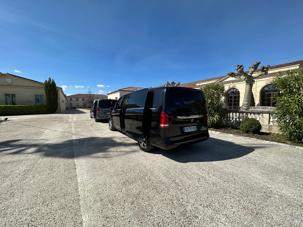 Convois de voitures avec chauffeurs en partance pour l'aéroport de Bordeaux-Mérignac