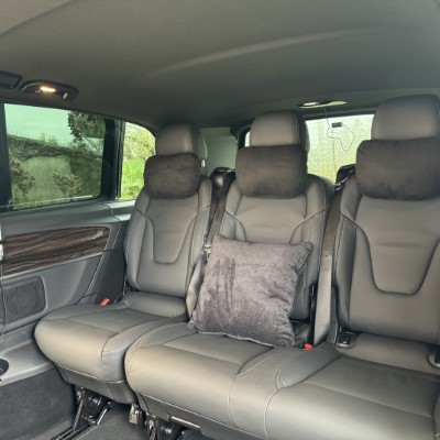 Intérieur spacieux et élégant d’un van Mercedes Classe V, pour visites touristiques à Bordeaux et ses environs
